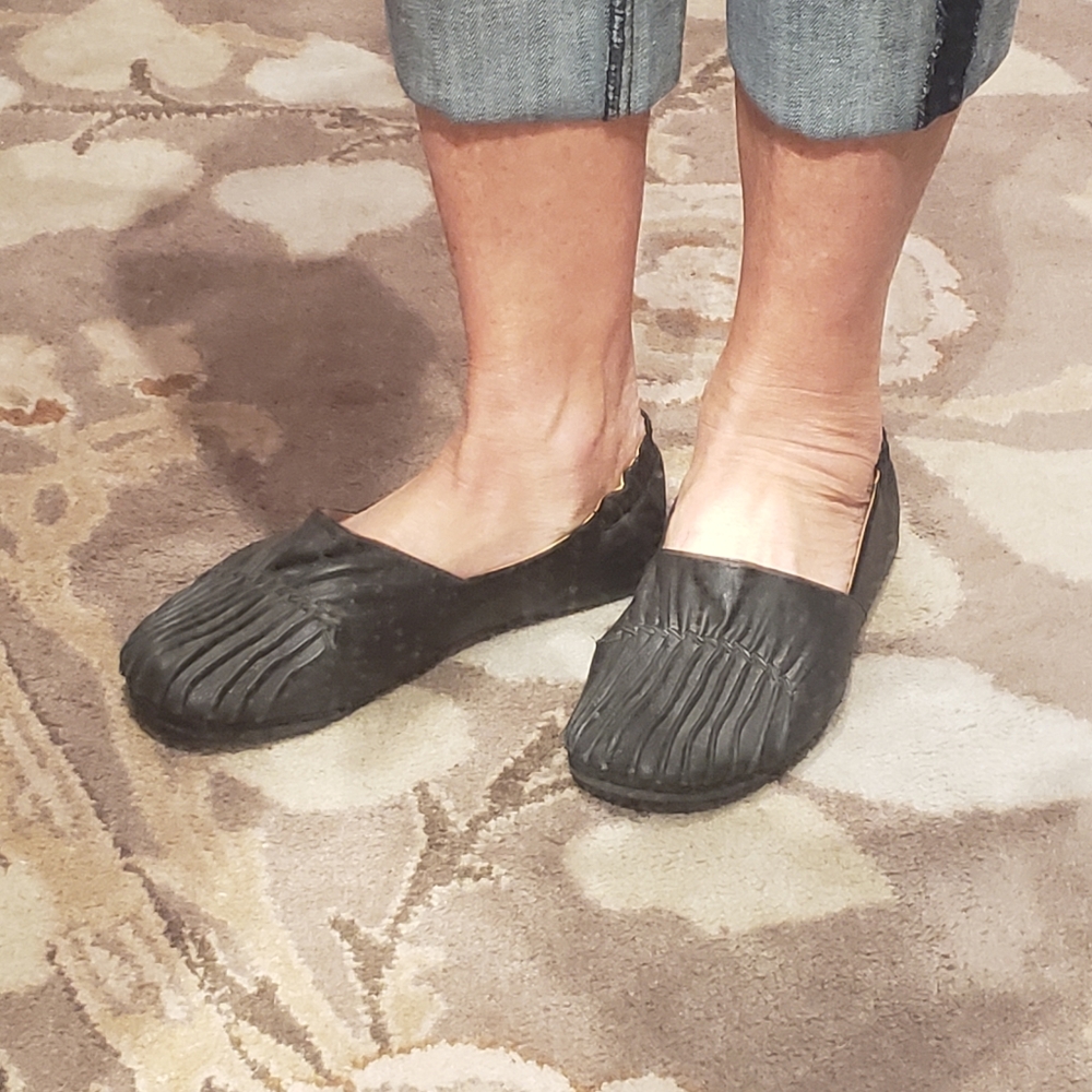 Chocolat black leather flats size 9 1/2